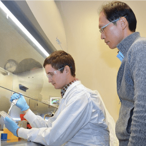 Biomedical engineering student Isaac Wetzel doing research in the laboratory of Dr. Hansang Cho.